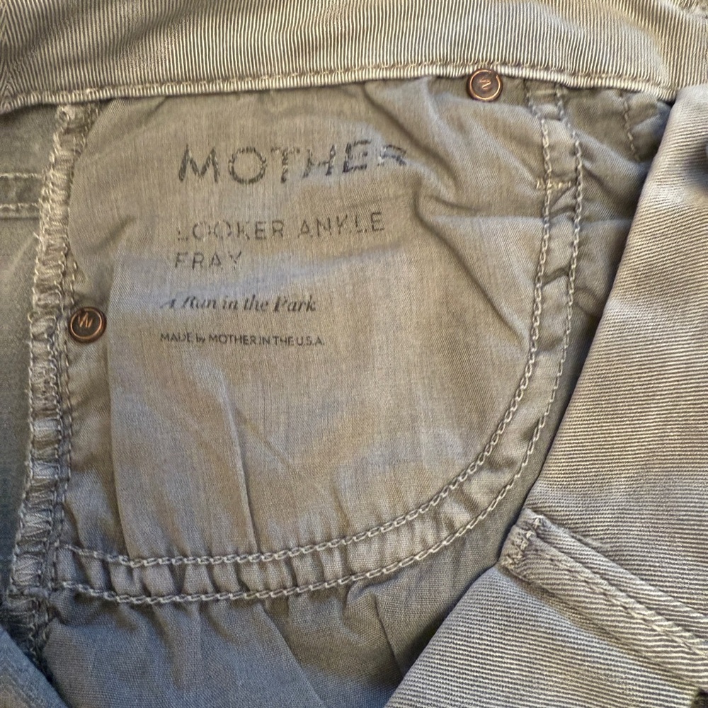 MOTHER The Looker Ankle Fray Jeans soft!  52% lyocell. Stock photo for style - Picture 4 of 5